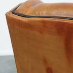 Luxe En Comfortabele Schapenleren Armchair Met Hoge Rug, Zwarte Biezen En Een Tijdloos Design thumbnail 14