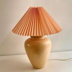 Grote Terracotta Lamp Met Perzik Plisse Kap thumbnail 2