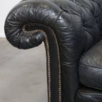 Comfortabele Zwarte Rundleren Chesterfield 2.5 Zits Bank In Engelse Stijl thumbnail 10