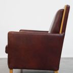 Mooie En Comfortabele Schapenleren Art Deco Design 2 Zits Bank Met Houten Details thumbnail 13