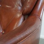 Comfortabele En Karaktervolle Set Van 2 Schapenleren Chesterfield Fauteuils Met Hocker thumbnail 16