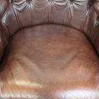 Charmante, Klassieke Rundleren Engelse Chesterfield Armchair Met Sierlijke Poten thumbnail 6