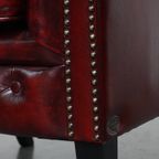 Set Van Een Rode Rundleren Chesterfield Clubfauteuil En Een Bijpassende Bijzet/ Salontafel thumbnail 18