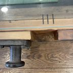 Unieke Industriële Tafel Gemaakt Van Hout Negatieve Mal Van Locomotiefmotor thumbnail 8