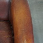 Leuke Vintage Schapenleren Clubfauteuil Met Zwarte Biezen Luxe Engelse Uitstraling thumbnail 9