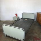 Vintage Bed In Bauhaus Stijl Met Nachtkastje In Mooi Grijs Blauw thumbnail 4