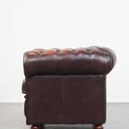 Comfortabele En Karaktervolle Donkerrode Engelse Rundleren Chesterfield Fauteuil Met Bolpootjes thumbnail 6