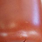 Elegante, Gladde En Comfortabele Engelse Chesterfield Oorfauteuil Van Rundleer thumbnail 13