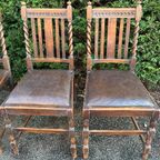 A 1920S Oak Draw-Leaf Dining Table, On Barley-Twist Legs  And 4 Stoelen thumbnail 20