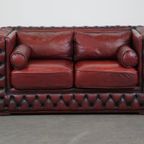 Mooie Rode Rundleren Strak Vormgegeven Chesterfield 2 Zits Bank thumbnail 2