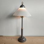 Tafellamp Met Grijs Metalen Voet En Opaline Glas Kap thumbnail 3