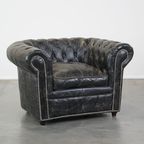 Ruime Zwarte Rundleren Chesterfield Fauteuil Met Een Sprekend Karakter thumbnail 2