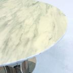 Italiaanse Eettafel Met Wit Marmeren Blad En Chromen Cilindervormige Voet thumbnail 18