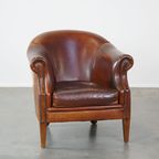 Stoere Maar Comfortabele Clubfauteuil Gemaakt Van Schapenleer En Afgewerkt Met Siernagels thumbnail 2