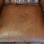 Zeer Mooie, Statige, Rundleren Chesterfield Oorfauteuil Met Elegante Pootjes In Een Fijne Kleur thumbnail 7