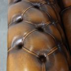 Set Van 2 In Goede Staat Verkerende En Luxe Klassieke Rundleren Engelse Chesterfield Fauteuils thumbnail 8