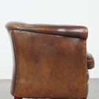 Tijdloze En Stoere Cognac-Kleurige Schapenleren Clubfauteuil Met Een Correcte Afwerking thumbnail 4