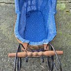 Klassieke Vintage Kinderwagen Met Rieten Mand thumbnail 5