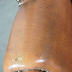 Klassieke Vintage Rundleren Engelse Chesterfield Oorfauteuil In Een Lichte Cognac Kleur thumbnail 9
