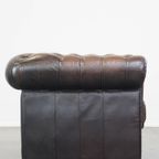 Karakteristieke, Statige Engelse Chesterfield Fauteuil Gemaakt Van Rundleer thumbnail 4