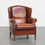 Comfortabele Schapenleren Oorfauteuil Met Een Afwerking Met Siernagels En Warme Kleuren thumbnail 2