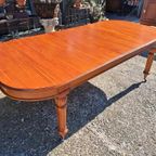 Prachtige Klassieke Ovale Houten Tafel Met Decoratieve Pote thumbnail 4