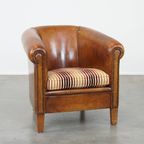 Cognac-Kleurige, Karaktervolle Vintage Schapenleren Clubfauteuil Met Een Kleurrijk Stoffen Kussen thumbnail 2