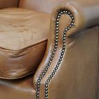 Klassieke En Unieke Set Van 2 Rundleren Oorfauteuils Afgewerkt Met Siernagels En Mooie Details thumbnail 13
