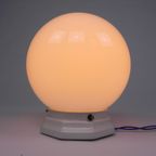 Art Deco Plafondlamp Met Ronde Glazen Bol En Porseleinen Armatuur thumbnail 3