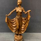 Bronzen Beeld Van Een Edele Dame Op Een Marmeren Sokkel. thumbnail 2