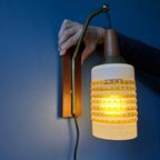 Mid Century Wandlamp Met Houten Wandplaat En Glazen Kap thumbnail 5