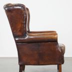 Zeer Mooie En Comfortabele Grote Schapenleren Chesterfield Oorfauteuil Met Prachtige Kleuren thumbnail 4