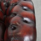 Klassieke En Luxe Rode Rundleren Chesterfield Clubfauteuil In Engelse Stijl Met Siernagels thumbnail 8