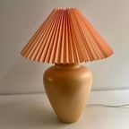 Grote Terracotta Lamp Met Perzik Plisse Kap thumbnail 3