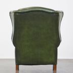 In Goede Staat Verkerende, Klassiek Groene En Gladde Rundleren Engelse Chesterfield Oorfauteuil thumbnail 8
