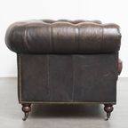 Luxe En Charmante Rundleren 3-zits Chesterfield Bank Op Wieltjes Met Een Onweerstaanbaar Karakter thumbnail 2