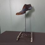 Antieke Houten Schoenleest Op Steampunk Standaard thumbnail 6