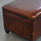 Cognac-kleurige Schapenleren Hocker Met Siernagels thumbnail 8