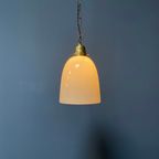 Hoge Opaline Glazen Hanglamp Met Messing Armatuur thumbnail 5