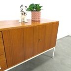 Fineer Dressoir Uit Zweden Met Wit Stalen Poten thumbnail 15