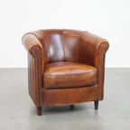 Schapenleren Clubfauteuil In Een Charmante Cognac Kleur En Afgewerkt Met Biezen Op De Rugleuning thumbnail 3