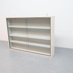 Oude Vitrinekast Uit Apotheek Met Ophangogen thumbnail 11