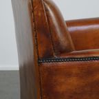 Strak Vormgegeven Schapenleren Artdeco Design Fauteuil Met Prachtige Details thumbnail 14