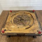 Unieke Industriële Tafel Uit Houten Mal Met Negatief Treinwiel thumbnail 11