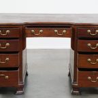 Antiek En Luxe Houten Engels Bureau Uit Eind 19e Eeuw Met Een Leren Blad En Gebogen Voorkant thumbnail 2