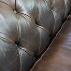 Luxe En Charmante Rundleren 3-zits Chesterfield Bank Op Wieltjes Met Een Onweerstaanbaar Karakter thumbnail 11
