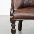 Luxe, Donkere Engelse Rundleren En Houten Chesterfield Fauteuil Met Een Hoge Rug thumbnail 11