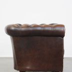 Donkere, Statige En Rustieke Rundleren Engelse Chesterfield Fauteuil Met Bolpootjes thumbnail 4