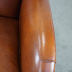 Luxe Cognac-kleurige Schapenleren Armchair Met Ronde Vormen En Een Uniek Design thumbnail 9