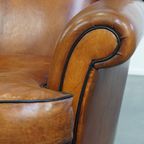 Sierlijke Schapenleren Oorfauteuil Met Zwarte Biezen En Klassieke Vormen thumbnail 9